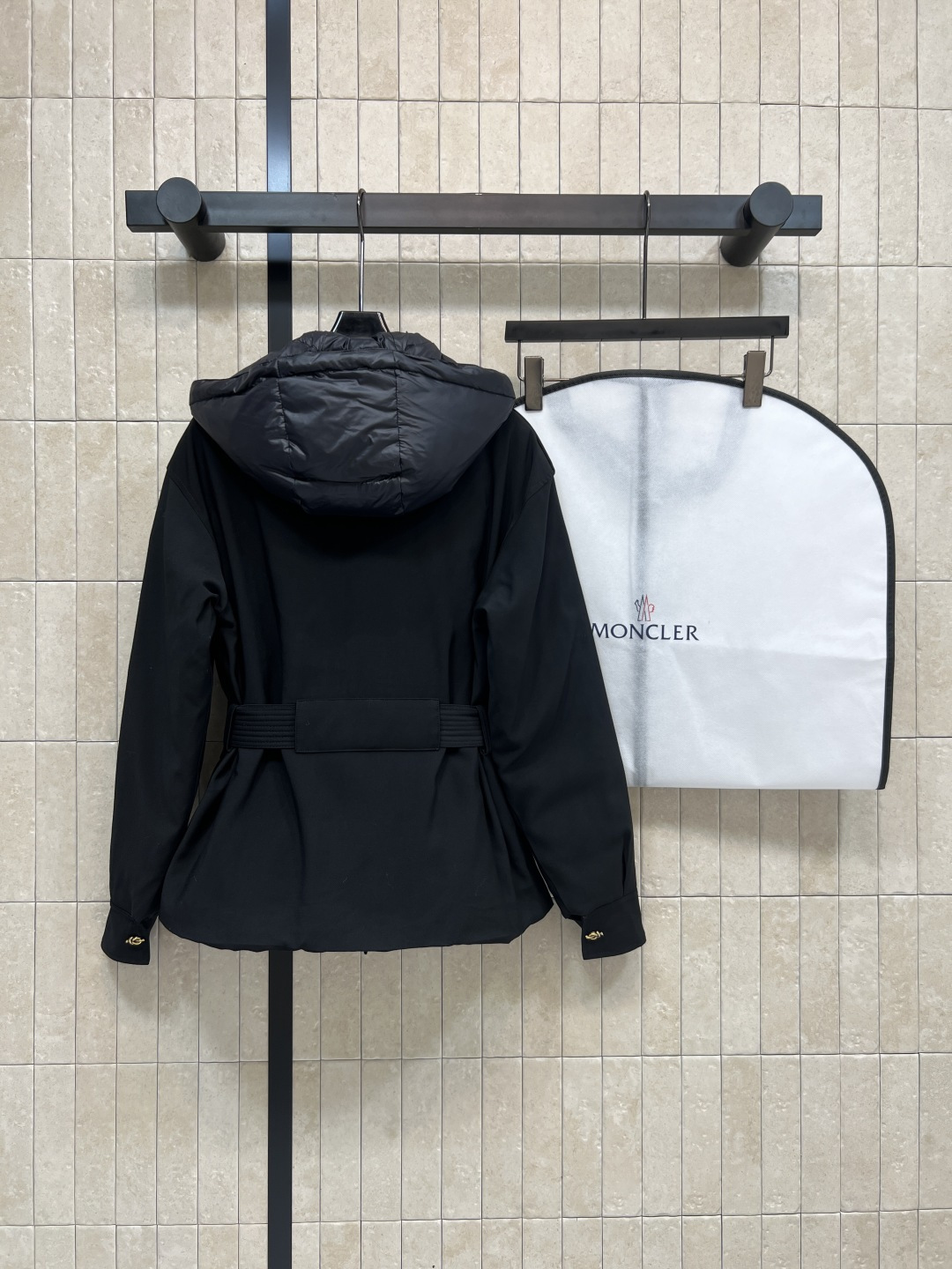 M家 25秋冬新款 连帽系带工装风夹克外套 可拆卸连帽翻领夹克宽松版型 搭配本布腰带 轻松分割身材比例上