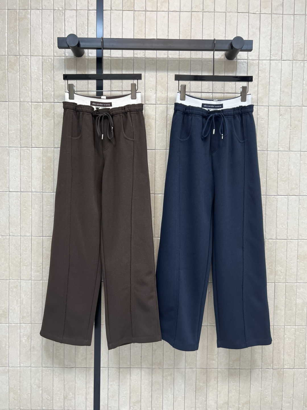 NO:505448,AW 25 autumn and winter new style, letter webbing straight-leg casual pants, a classic style that must be released every year, a must-have for everyone in the hands of a big girl, letter elastic waist design, wide-leg straight-leg pants, easy to wear long legs, paired with short clothes, cool and spicy, two fabrics, three colors and three codes, Size/S-M-L,,alexander wang,alexander wang19860909AW 25秋冬新款 字母织带直筒休闲裤 每年必出的经典款 大王女孩人手必备 字母松紧腰身设计 阔腿的直筒裤型 轻松的穿出大长腿 搭配小短款的衣服 又飒又辣 两种面料 三色三码 Size/S-M-L,,alexander wang,alexander wang,Women's clothing