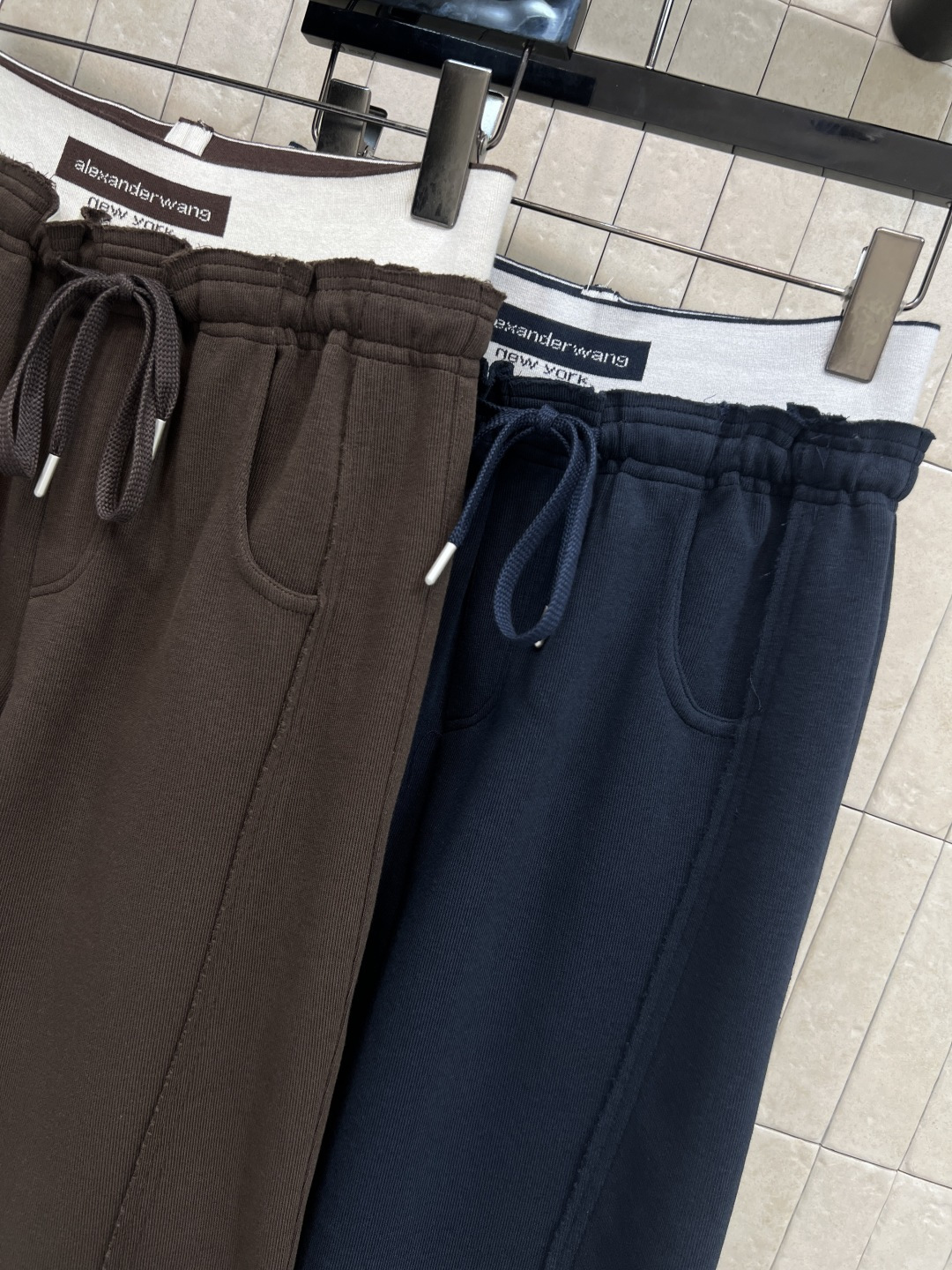 AW 25秋冬新款 字母织带直筒休闲裤 每年必出的经典款 大王女孩人手必备 字母松紧腰身设计 阔腿的直筒