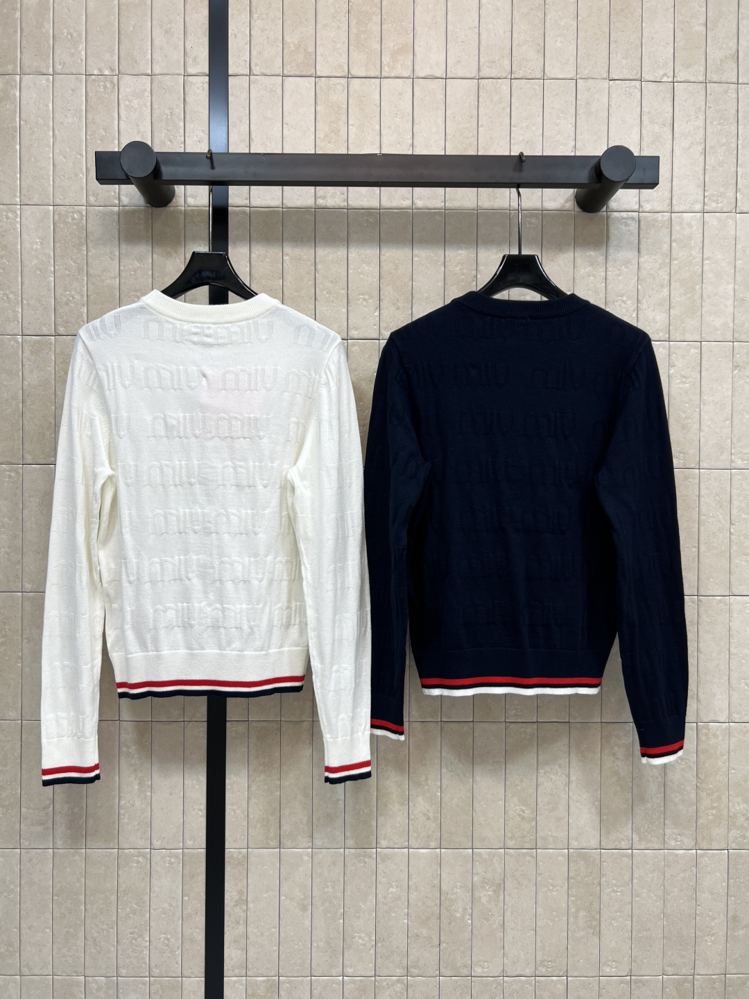 MIu家 25秋冬新款 logo提花针织系列 圆领套头长袖衫+V领长袖开衫 经典条纹拼接 满印logo提