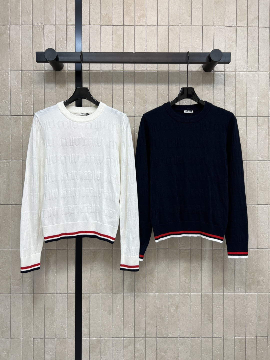 NO:505432,MIujia 25 autumn and winter new logo jacquard knit series round neck pullover long-sleeved shirt + V-neck long-sleeved cardigan classic striped splicing Full-print logo jacquard knit design is high-end and not monotonous, simple and cool, buttons are also logo design, gentle and high-end, the upper body is unexpectedly good-looking, the texture and appearance are all online, the temperament is versatile must-have item, two colors and three-code size/S-M-L,,miumiu,alexander wang19860909MIu家 25秋冬新款 logo提花针织系列 圆领套头长袖衫+V领长袖开衫 经典条纹拼接 满印logo提花针织设计高级不单调 简约有清冷感 纽扣也是 logo设计 温柔又高级 上身出乎意料的好看 质感颜值都在线 气质百搭必入单品 两色三码size/S-M-L,,miumiu,alexander wang,Women's clothing