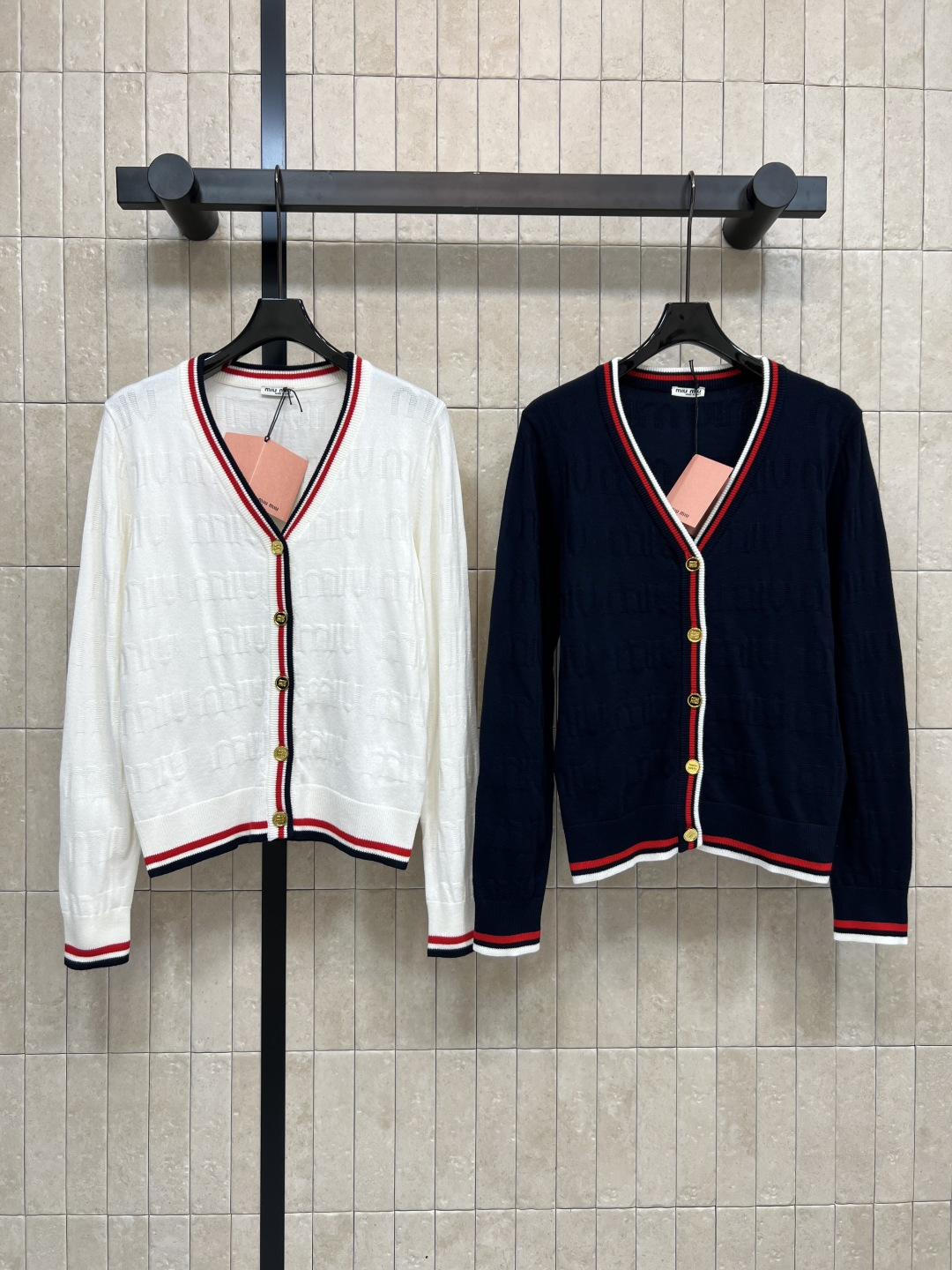 NO:505436,MIujia 25 autumn and winter new logo jacquard knit series round neck pullover long-sleeved shirt + V-neck long-sleeved cardigan classic striped splicing Full-print logo jacquard knit design is high-end and not monotonous, simple and cool, buttons are also logo design, gentle and high-end, the upper body is unexpectedly good-looking, the texture and appearance are all online, the temperament is versatile must-have item, two colors and three-code size/S-M-L,,miumiu,alexander wang19860909MIu家 25秋冬新款 logo提花针织系列 圆领套头长袖衫+V领长袖开衫 经典条纹拼接 满印logo提花针织设计高级不单调 简约有清冷感 纽扣也是 logo设计 温柔又高级 上身出乎意料的好看 质感颜值都在线 气质百搭必入单品 两色三码size/S-M-L,,miumiu,alexander wang,Women's clothing