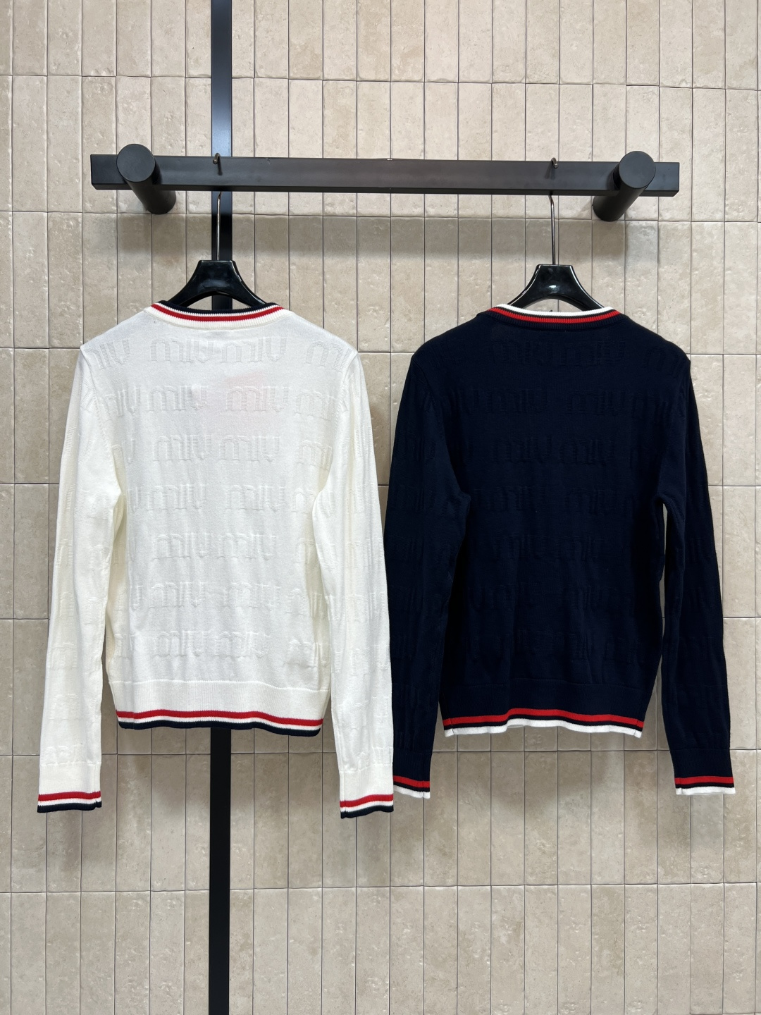 MIu家 25秋冬新款 logo提花针织系列 圆领套头长袖衫+V领长袖开衫 经典条纹拼接 满印logo提
