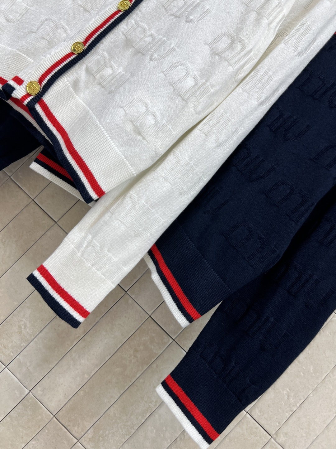 MIu家 25秋冬新款 logo提花针织系列 圆领套头长袖衫+V领长袖开衫 经典条纹拼接 满印logo提