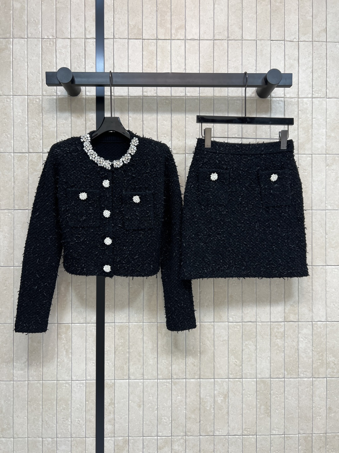 NO:505444,Self 25 autumn and winter new style, small fragrant style fashionable suit, beaded round neck jacket + skirt, high-end fashionable and classic small fragrant style, short jacket with simple and clean outline, exquisite and gorgeous beaded buttons shine and lively, overall casual and high-end sense, a set of fashionable and age-reducing pairing, two colors and three-code Size/S-M-L,, skirts, jackets & coats, alexander wang19860909外套半裙self 25秋冬新款 小香风时髦套装 钉珠圆领小外套+半身裙 高定时髦感经典小香风版型 上衣短款小外套 轮廓简洁干浄 精致华丽的钉珠纽扣闪耀灵动 整体随性且高级感 一套搭配上身时髦减龄绝绝子 两色三码Size/S-M-L,,skirts,jackets & coats,alexander wang,Women's clothing