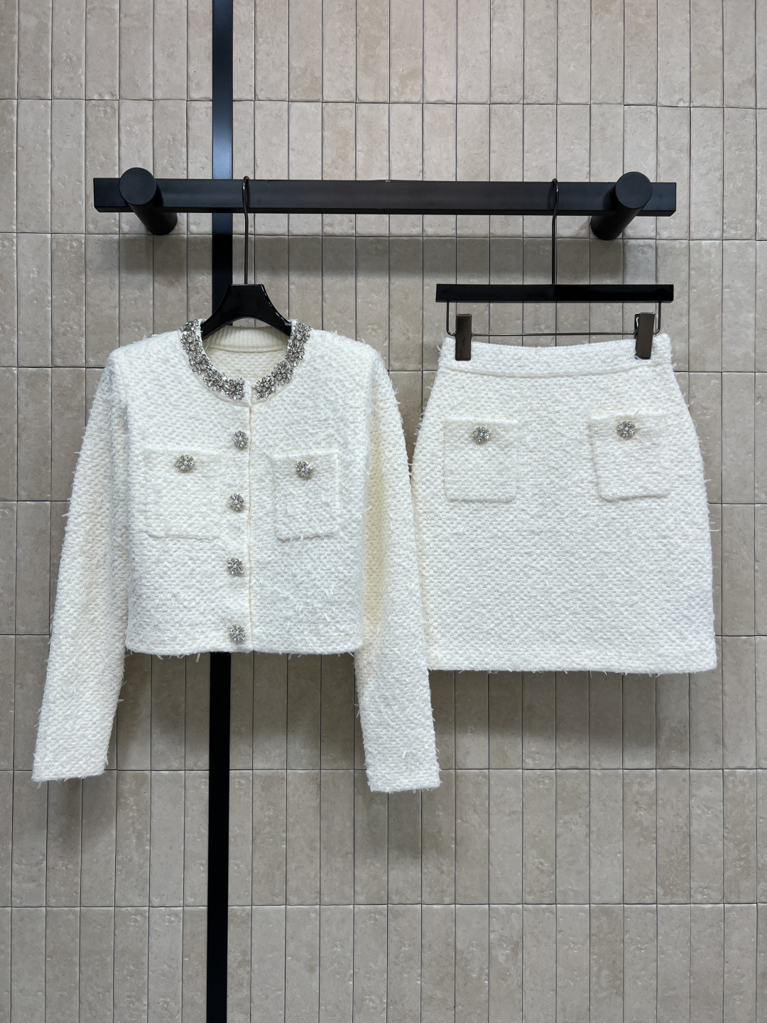 NO:505440,Self 25 autumn and winter new style, small fragrant style fashionable suit, beaded round neck jacket + skirt, high-end fashionable and classic small fragrant style, short jacket with simple and clean outline, exquisite and gorgeous beaded buttons shine and lively, overall casual and high-end sense, a set of fashionable and age-reducing pairing, two colors and three-code Size/S-M-L,, skirts, jackets & coats, alexander wang19860909外套半裙self 25秋冬新款 小香风时髦套装 钉珠圆领小外套+半身裙 高定时髦感经典小香风版型 上衣短款小外套 轮廓简洁干浄 精致华丽的钉珠纽扣闪耀灵动 整体随性且高级感 一套搭配上身时髦减龄绝绝子 两色三码Size/S-M-L,,skirts,jackets & coats,alexander wang,Women's clothing