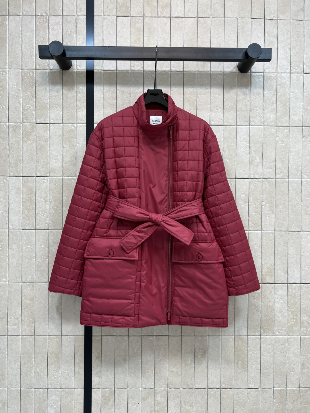 H家 25秋冬新款 格子衍缝系带收腰棉服 中长款设计 立领超宽的门襟+双向拉链设计 配有本布腰带可收腰调