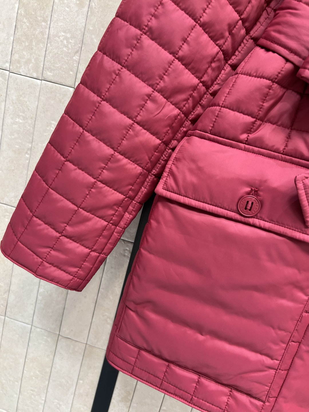 H家 25秋冬新款 格子衍缝系带收腰棉服 中长款设计 立领超宽的门襟+双向拉链设计 配有本布腰带可收腰调