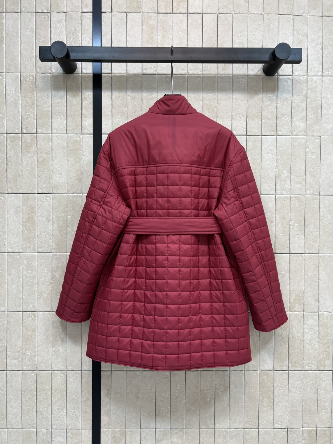 H家 25秋冬新款 格子衍缝系带收腰棉服 中长款设计 立领超宽的门襟+双向拉链设计 配有本布腰带可收腰调