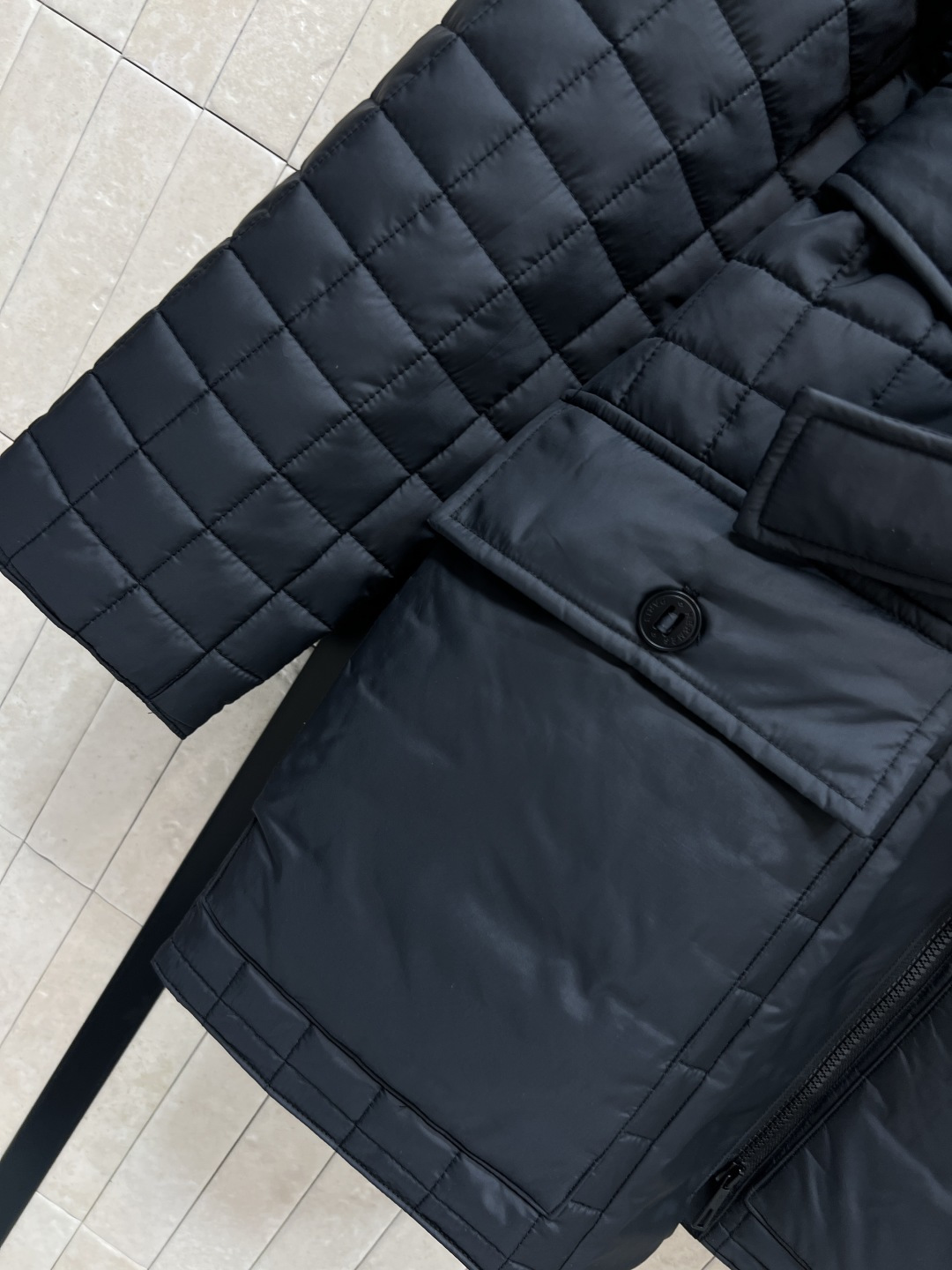 H家 25秋冬新款 格子衍缝系带收腰棉服 中长款设计 立领超宽的门襟+双向拉链设计 配有本布腰带可收腰调