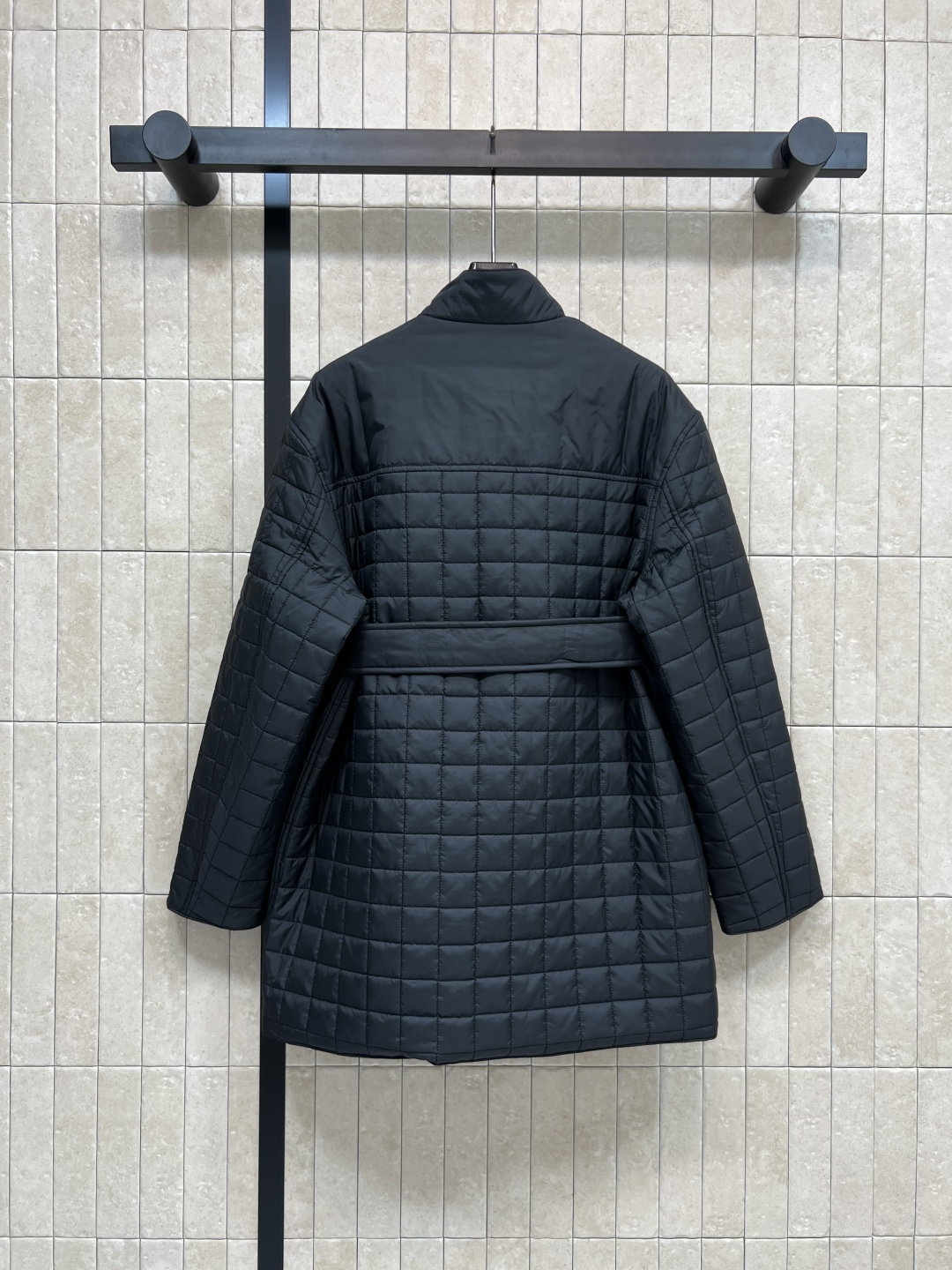 H家 25秋冬新款 格子衍缝系带收腰棉服 中长款设计 立领超宽的门襟+双向拉链设计 配有本布腰带可收腰调