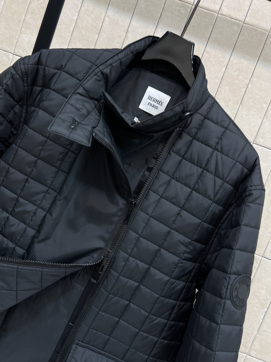 H家 25秋冬新款 格子衍缝系带收腰棉服 中长款设计 立领超宽的门襟+双向拉链设计 配有本布腰带可收腰调