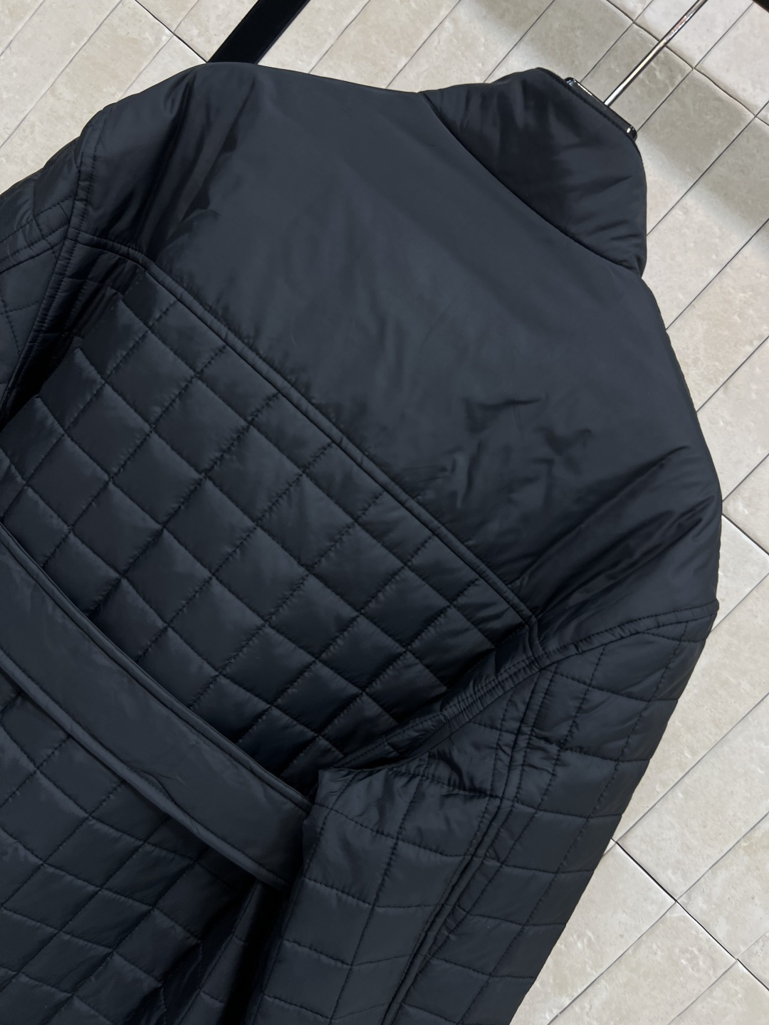 H家 25秋冬新款 格子衍缝系带收腰棉服 中长款设计 立领超宽的门襟+双向拉链设计 配有本布腰带可收腰调