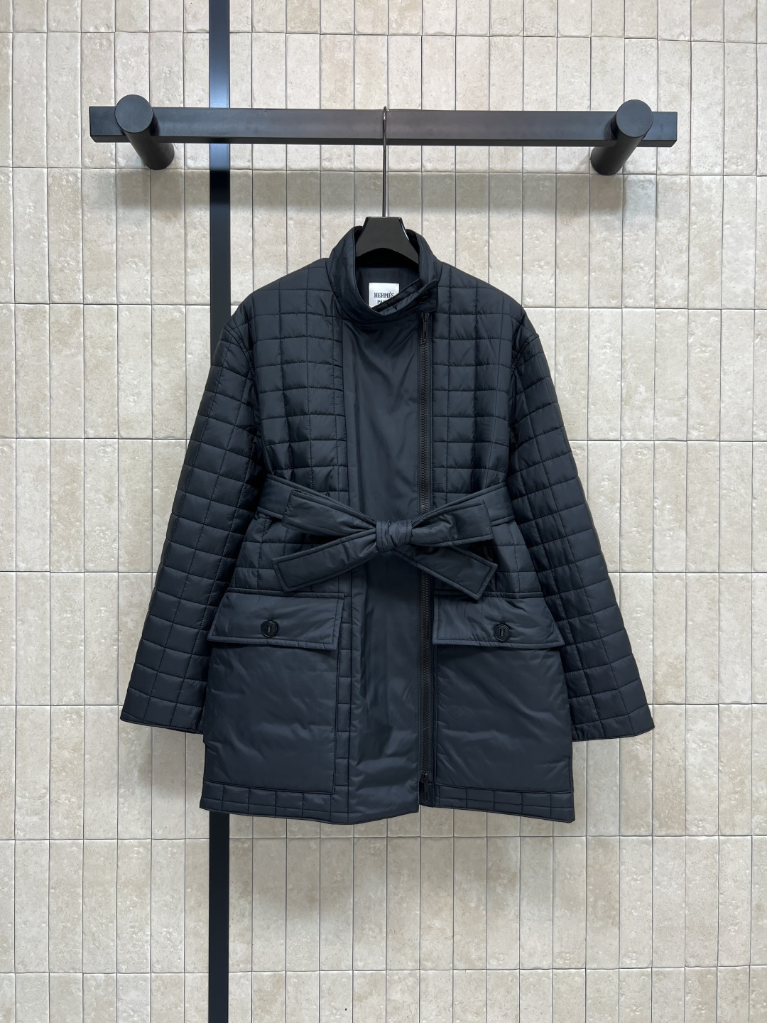 NO:505447,H Home 25 autumn and winter new style plaid lace waist-retracting cotton jacket Medium-length design Stand collar ultra-wide placket + two-way zipper design Equipped with fabric belt to adjust waist Imported machine sewing lattice Loose cotton jacket with upper body covering flesh to make it look slimming, warm and practical wear Sleeve logo decoration Show brand charm Select the right single product Double temperament Recommended for daily street appearance Two colors and three codes Size/S-M-L,,alexander wang19860909H家 25秋冬新款 格子衍缝系带收腰棉服 中长款设计 立领超宽的门襟+双向拉链设计 配有本布腰带可收腰调节 进口机器衍缝对格工艺 宽松棉服上身遮肉显瘦 保暖实穿 衣袖徽标装饰 彰显品牌魅力 单品选对 气质翻倍 日常出街推荐 两色三码Size/S-M-L,,alexander wang,Women's clothing