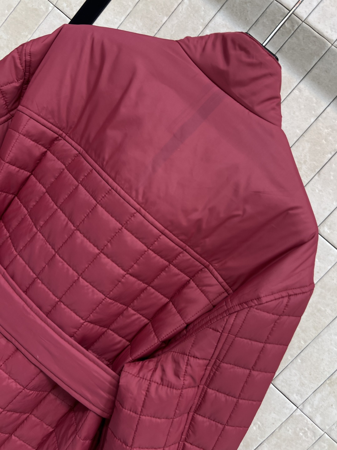 H家 25秋冬新款 格子衍缝系带收腰棉服 中长款设计 立领超宽的门襟+双向拉链设计 配有本布腰带可收腰调