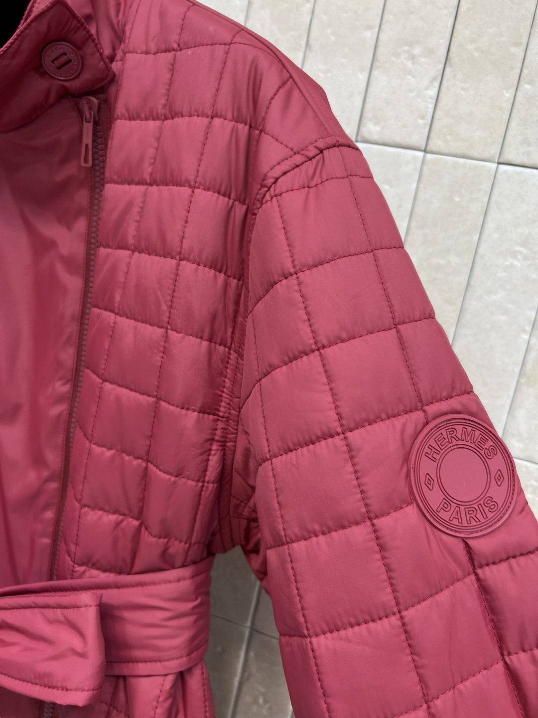 H家 25秋冬新款 格子衍缝系带收腰棉服 中长款设计 立领超宽的门襟+双向拉链设计 配有本布腰带可收腰调