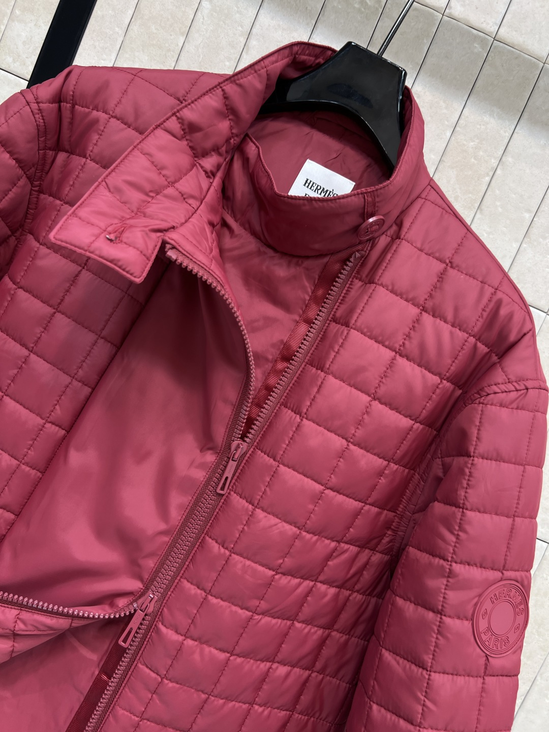 H家 25秋冬新款 格子衍缝系带收腰棉服 中长款设计 立领超宽的门襟+双向拉链设计 配有本布腰带可收腰调