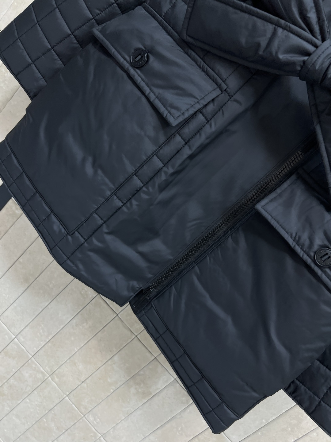 H家 25秋冬新款 格子衍缝系带收腰棉服 中长款设计 立领超宽的门襟+双向拉链设计 配有本布腰带可收腰调