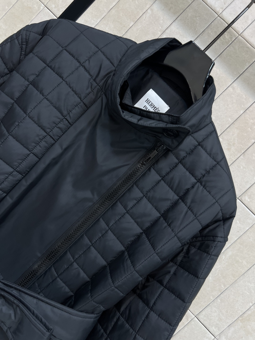 H家 25秋冬新款 格子衍缝系带收腰棉服 中长款设计 立领超宽的门襟+双向拉链设计 配有本布腰带可收腰调