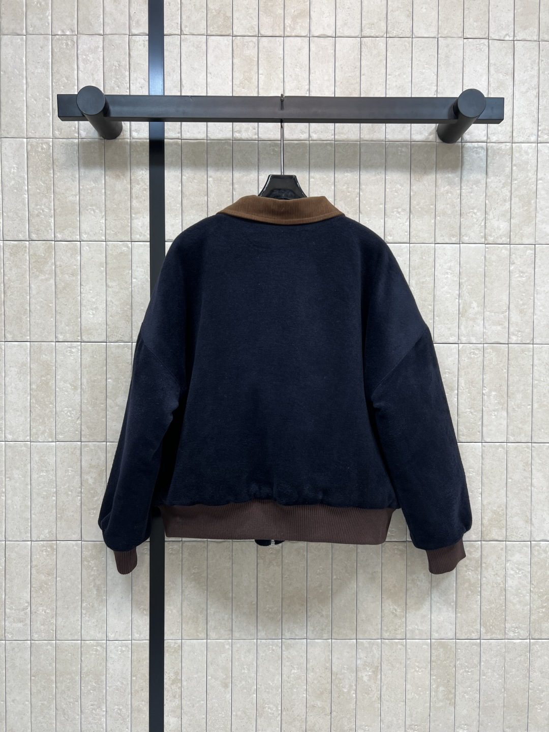 MIu家 25秋冬新款 灯芯绒翻领丝绒夹克外套 胸口经典刺绣字母徽标 复古格纹衍缝内衬 罗纹边拼接 完美