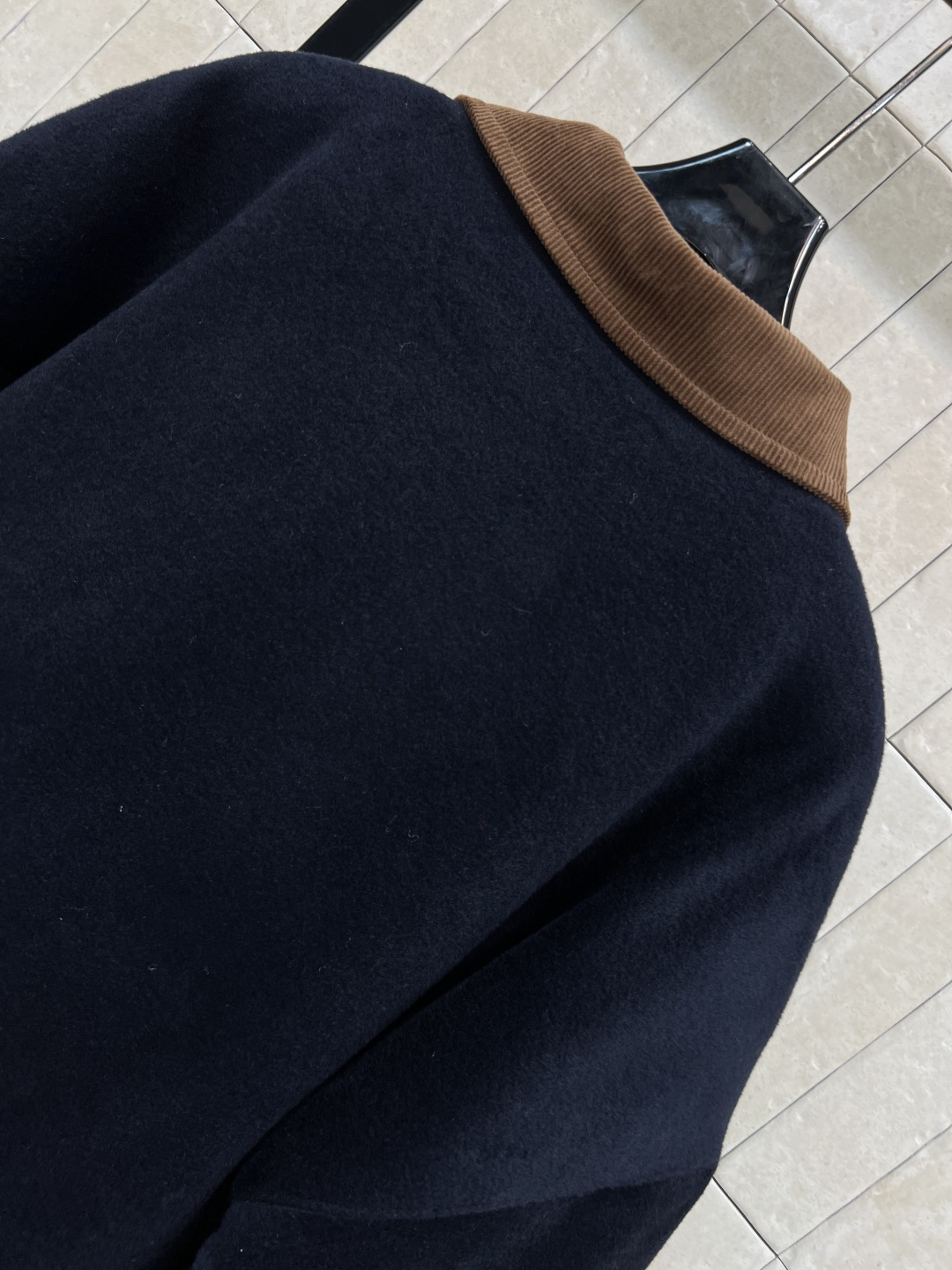 MIu家 25秋冬新款 灯芯绒翻领丝绒夹克外套 胸口经典刺绣字母徽标 复古格纹衍缝内衬 罗纹边拼接 完美