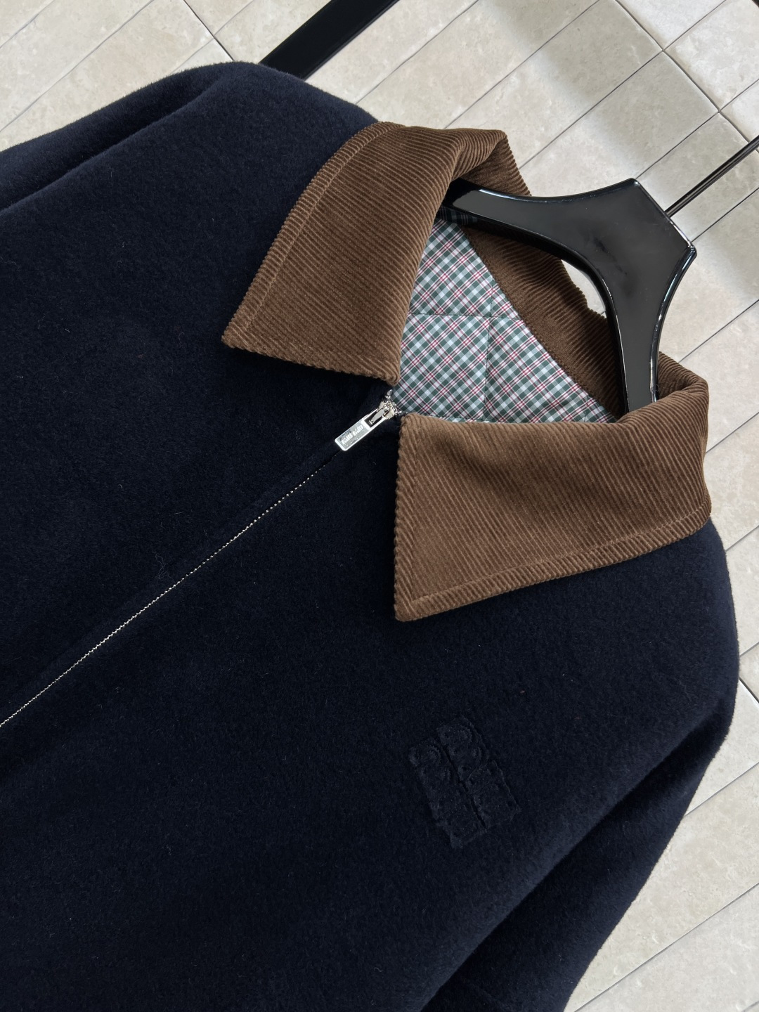 MIu家 25秋冬新款 灯芯绒翻领丝绒夹克外套 胸口经典刺绣字母徽标 复古格纹衍缝内衬 罗纹边拼接 完美