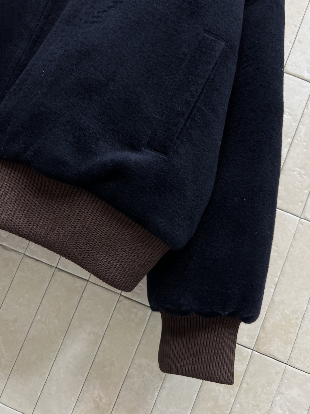 MIu家 25秋冬新款 灯芯绒翻领丝绒夹克外套 胸口经典刺绣字母徽标 复古格纹衍缝内衬 罗纹边拼接 完美