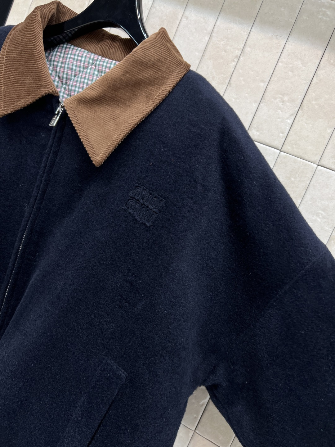 MIu家 25秋冬新款 灯芯绒翻领丝绒夹克外套 胸口经典刺绣字母徽标 复古格纹衍缝内衬 罗纹边拼接 完美