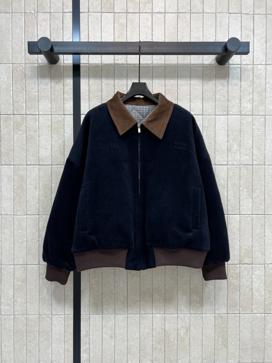 NO:505450,MIujia 25 autumn and winter new corduroy lapel velvet jacket jacket classic embroidered letter logo on chest Retro checked stitch lining Ribbed edge splicing Perfect interpretation of personality and handsome Simple and fashionable Loose jacket style Shows the perfect body proportion Imported dark blue velvet fabric Soft fabric is super comfortable on the upper body Explain retro sweetness in a casual posture Extraordinary styling up Versatile items easily grasp multiple styles One color Three codes Size/S-M-L,,miumiu, jackets & coats, jackets & coats, alexander wang19860909MIu家 25秋冬新款 灯芯绒翻领丝绒夹克外套 胸口经典刺绣字母徽标 复古格纹衍缝内衬 罗纹边拼接 完美演绎个性帅气 简约时尚 宽松夹克版型 尽显完美身材比例 进口深蓝色丝绒面料 面料柔软上身超级舒适 以休闲姿态诠释复古甜酷 造型精致度up 百搭单品轻松拿捏多种风格 一色三码 Size/S-M-L,,miumiu,jackets & coats,jackets & coats,alexander wang,Women's clothing