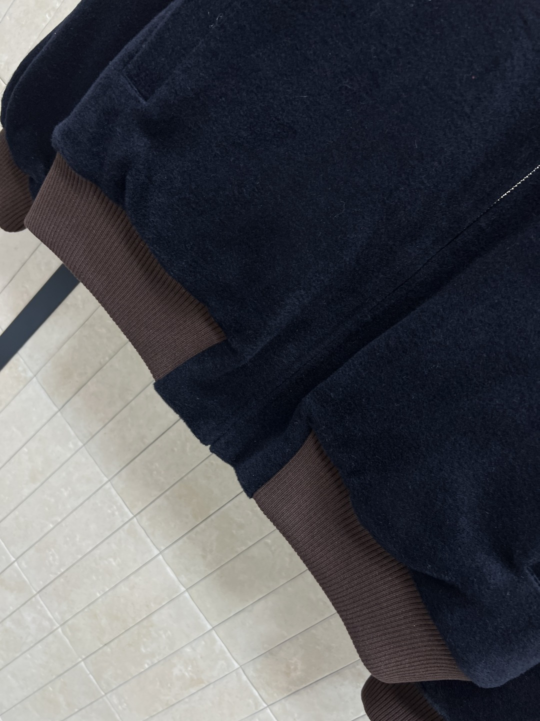 MIu家 25秋冬新款 灯芯绒翻领丝绒夹克外套 胸口经典刺绣字母徽标 复古格纹衍缝内衬 罗纹边拼接 完美