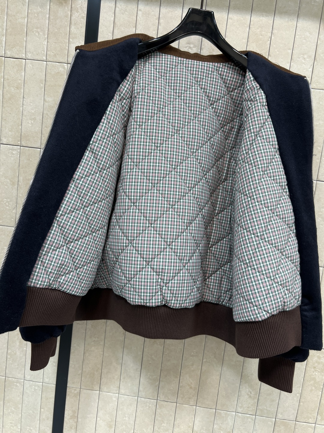 MIu家 25秋冬新款 灯芯绒翻领丝绒夹克外套 胸口经典刺绣字母徽标 复古格纹衍缝内衬 罗纹边拼接 完美