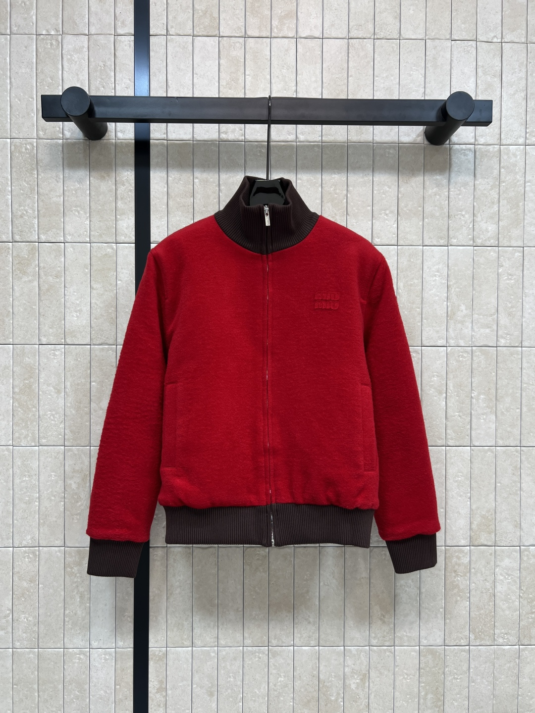 NO:505451,MIujia 25 autumn and winter new style stand collar velvet jacket jacket classic embroidered letter logo on chest Retro checked stitch lining Contrast ribbed edge splicing Perfect interpretation of personality and handsome Simple and fashionable Loose jacket style Shows the perfect body proportion Imported dark blue velvet fabric Soft fabric is super comfortable on the upper body Explain retro sweetness in casual posture Retro sweetness and coolness Up Styling exquisite up Versatile items easily grasp multiple styles One color Three codes Size/S-M-L,,miumiu, jackets & coats, jackets & coats, alexander wang19860909MIu家 25秋冬新款 立领丝绒夹克外套 胸口经典刺绣字母徽标 复古格纹衍缝内衬 撞色罗纹边拼接 完美演绎个性帅气 简约时尚 宽松夹克版型 尽显完美身材比例 进口深蓝色丝绒面料 面料柔软上身超级舒适 以休闲姿态诠释复古甜酷 造型精致度up 百搭单品轻松拿捏多种风格 一色三码 Size/S-M-L,,miumiu,jackets & coats,jackets & coats,alexander wang,Women's clothing