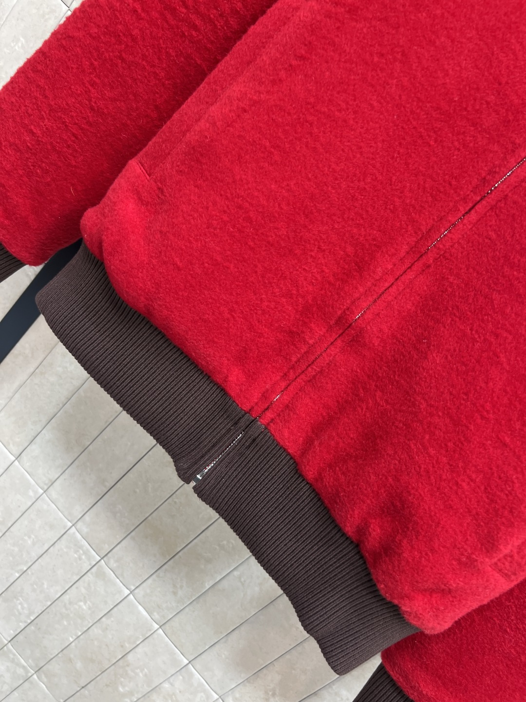 MIu家 25秋冬新款 立领丝绒夹克外套 胸口经典刺绣字母徽标 复古格纹衍缝内衬 撞色罗纹边拼接 完美演