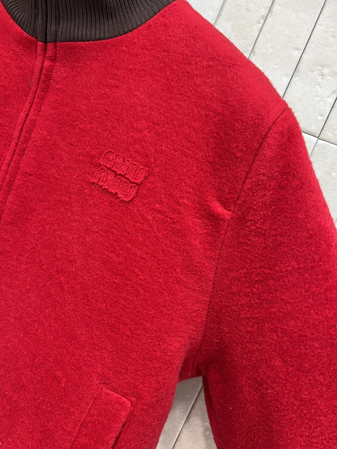 MIu家 25秋冬新款 立领丝绒夹克外套 胸口经典刺绣字母徽标 复古格纹衍缝内衬 撞色罗纹边拼接 完美演