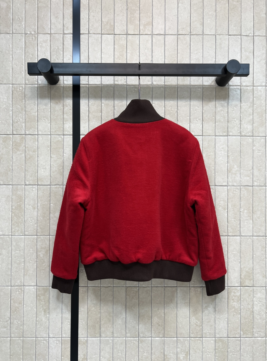 MIu家 25秋冬新款 立领丝绒夹克外套 胸口经典刺绣字母徽标 复古格纹衍缝内衬 撞色罗纹边拼接 完美演