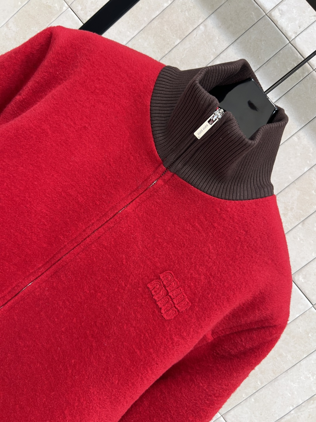 MIu家 25秋冬新款 立领丝绒夹克外套 胸口经典刺绣字母徽标 复古格纹衍缝内衬 撞色罗纹边拼接 完美演