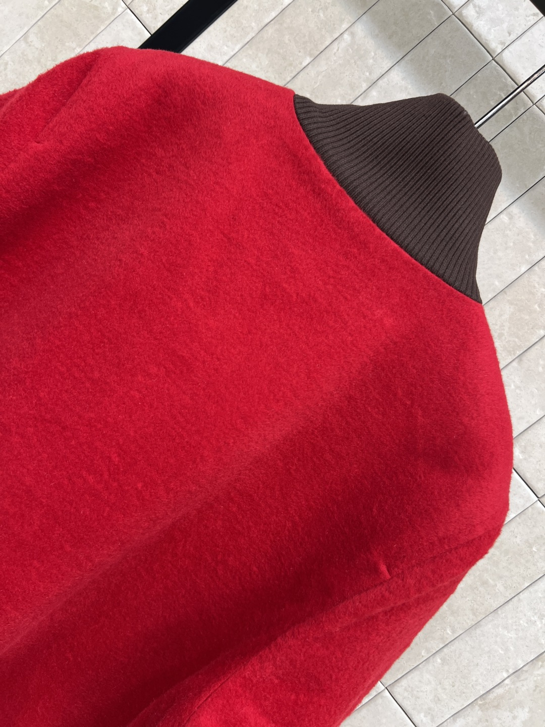 MIu家 25秋冬新款 立领丝绒夹克外套 胸口经典刺绣字母徽标 复古格纹衍缝内衬 撞色罗纹边拼接 完美演