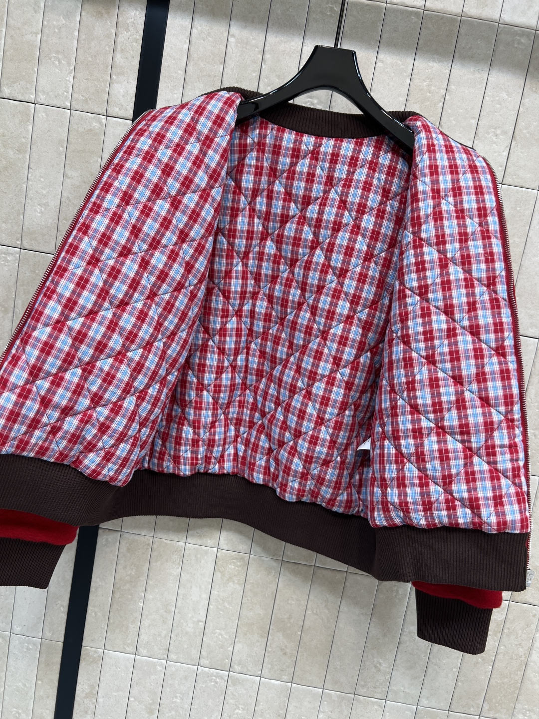 MIu家 25秋冬新款 立领丝绒夹克外套 胸口经典刺绣字母徽标 复古格纹衍缝内衬 撞色罗纹边拼接 完美演