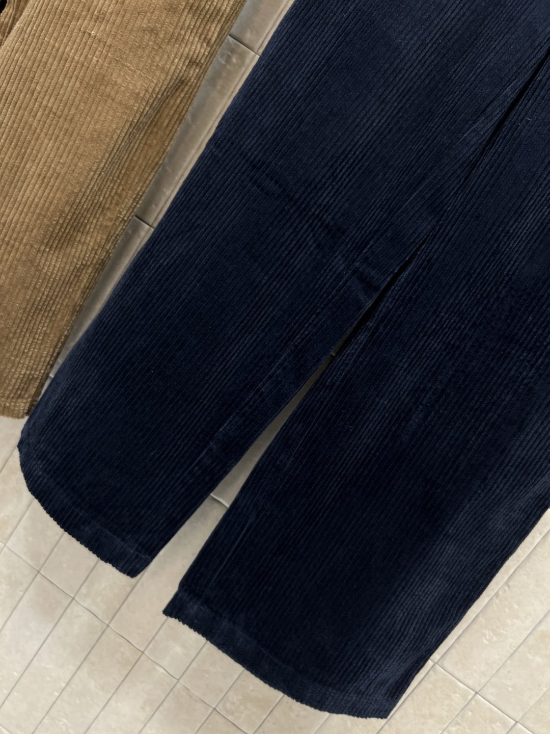 MIu家 25秋冬新款 双腰头拼接灯芯绒休闲裤 休闲裤做双腰头设计表现出腰部的非常规腰部塑造 撞色拼接设