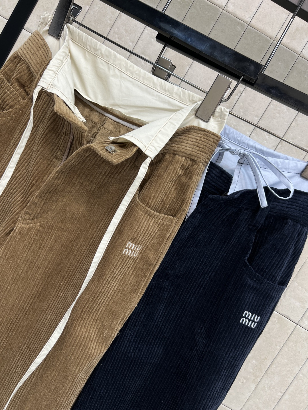 MIu家 25秋冬新款 双腰头拼接灯芯绒休闲裤 休闲裤做双腰头设计表现出腰部的非常规腰部塑造 撞色拼接设