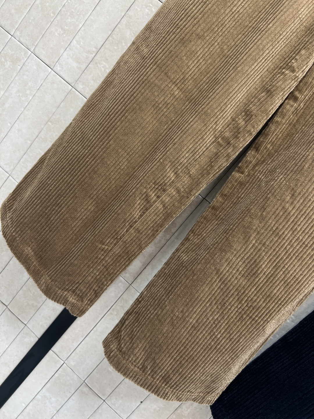 MIu家 25秋冬新款 双腰头拼接灯芯绒休闲裤 休闲裤做双腰头设计表现出腰部的非常规腰部塑造 撞色拼接设