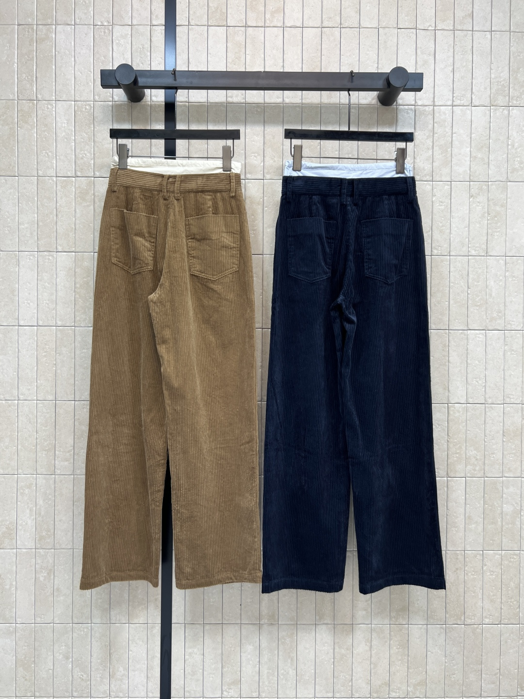 MIu家 25秋冬新款 双腰头拼接灯芯绒休闲裤 休闲裤做双腰头设计表现出腰部的非常规腰部塑造 撞色拼接设