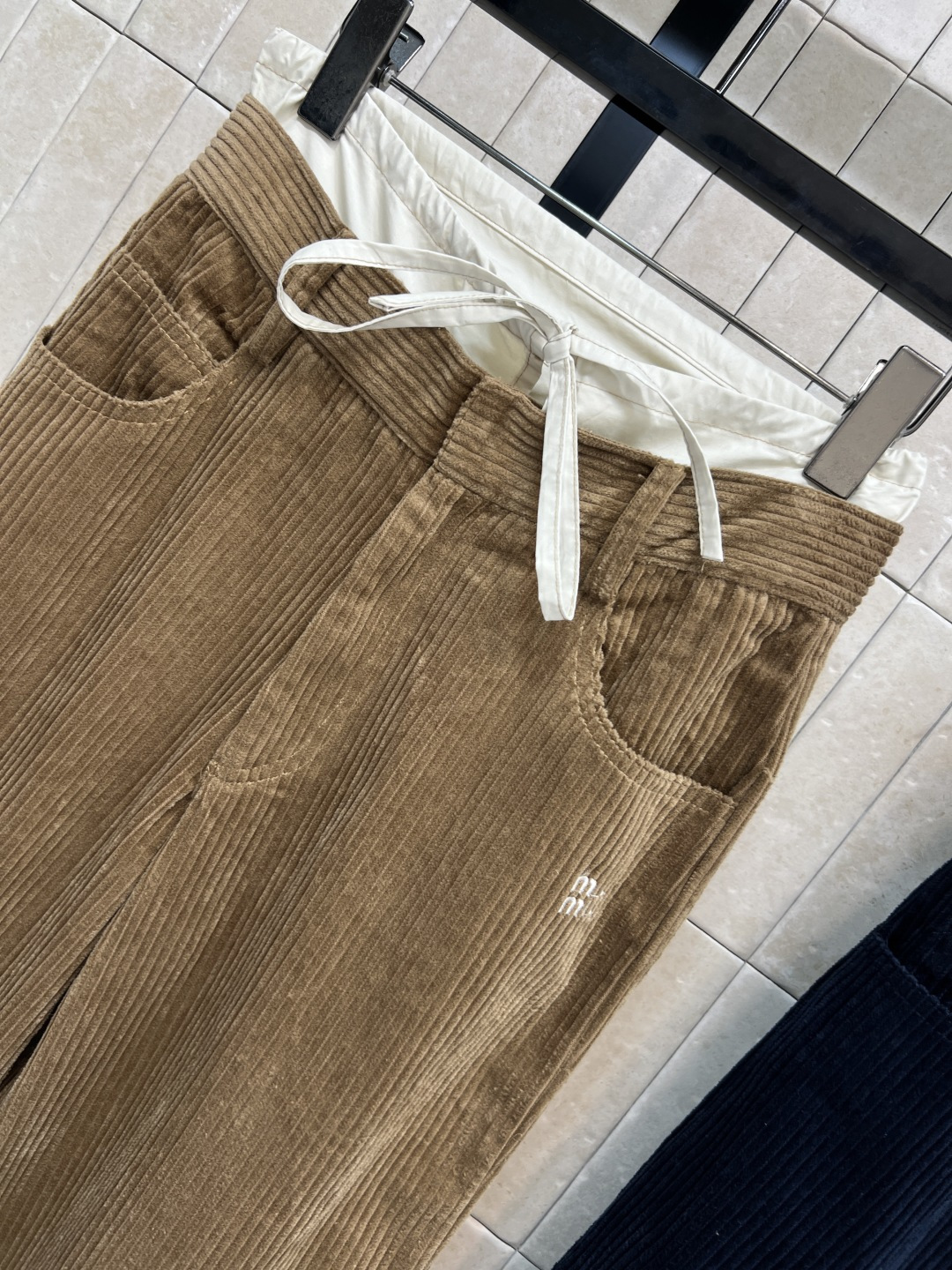 MIu家 25秋冬新款 双腰头拼接灯芯绒休闲裤 休闲裤做双腰头设计表现出腰部的非常规腰部塑造 撞色拼接设