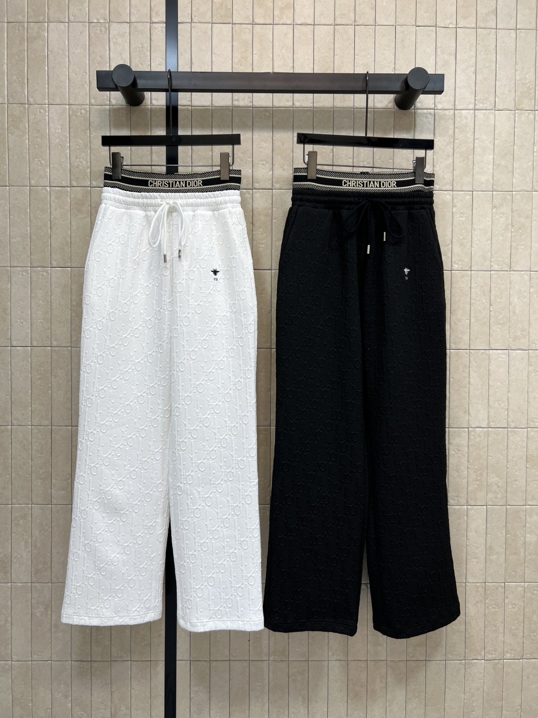 NO:505460,D Home 25 autumn and winter new style, relief jacquard double waist casual pants, customized jacquard fabric, logo elastic webbing splicing drawstring waist double waist design, matching sweatshirts, slim and versatile, comfortable, simple and fashionable, can be used for daily exercise, two colors and three codes Size/S-M-L,,dior,hoodie, sweatshirts, alexander wang19860909D家 25秋冬新款 浮雕提花双腰头休闲裤 定制的提花面料 logo松紧织带拼接抽绳收腰双腰头设计 搭配卫衣上身显瘦百搭又舒适 简约不失时髦感 日常运动都可 两色三码Size/S-M-L,,dior,hoodie,sweatshirts,alexander wang,Women's clothing