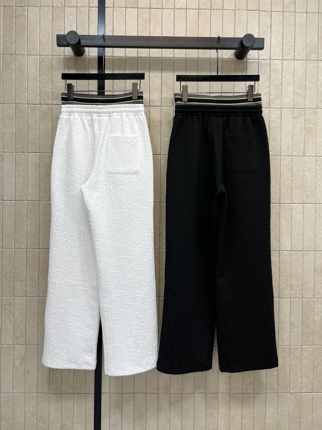 D家 25秋冬新款 浮雕提花双腰头休闲裤 定制的提花面料 logo松紧织带拼接抽绳收腰双腰头设计 搭配卫