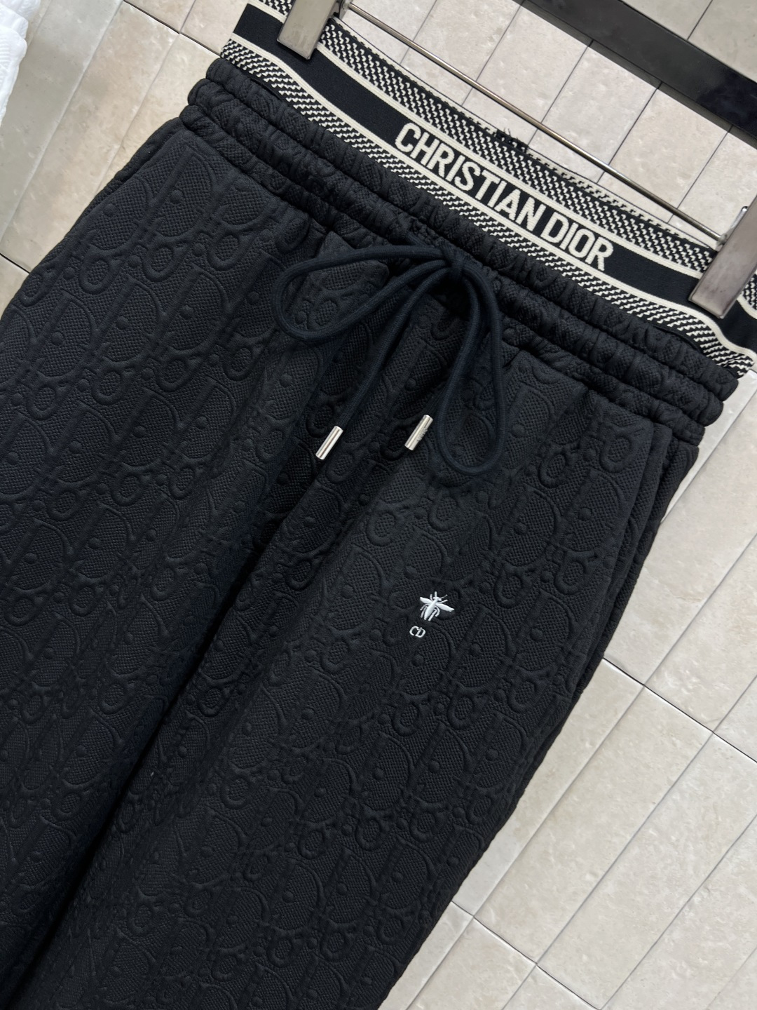 D家 25秋冬新款 浮雕提花双腰头休闲裤 定制的提花面料 logo松紧织带拼接抽绳收腰双腰头设计 搭配卫