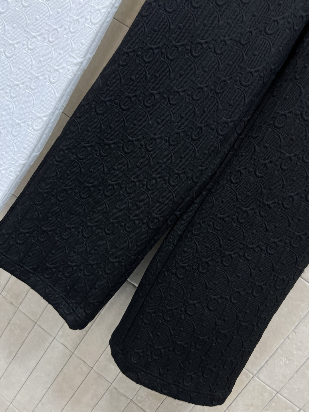 D家 25秋冬新款 浮雕提花双腰头休闲裤 定制的提花面料 logo松紧织带拼接抽绳收腰双腰头设计 搭配卫