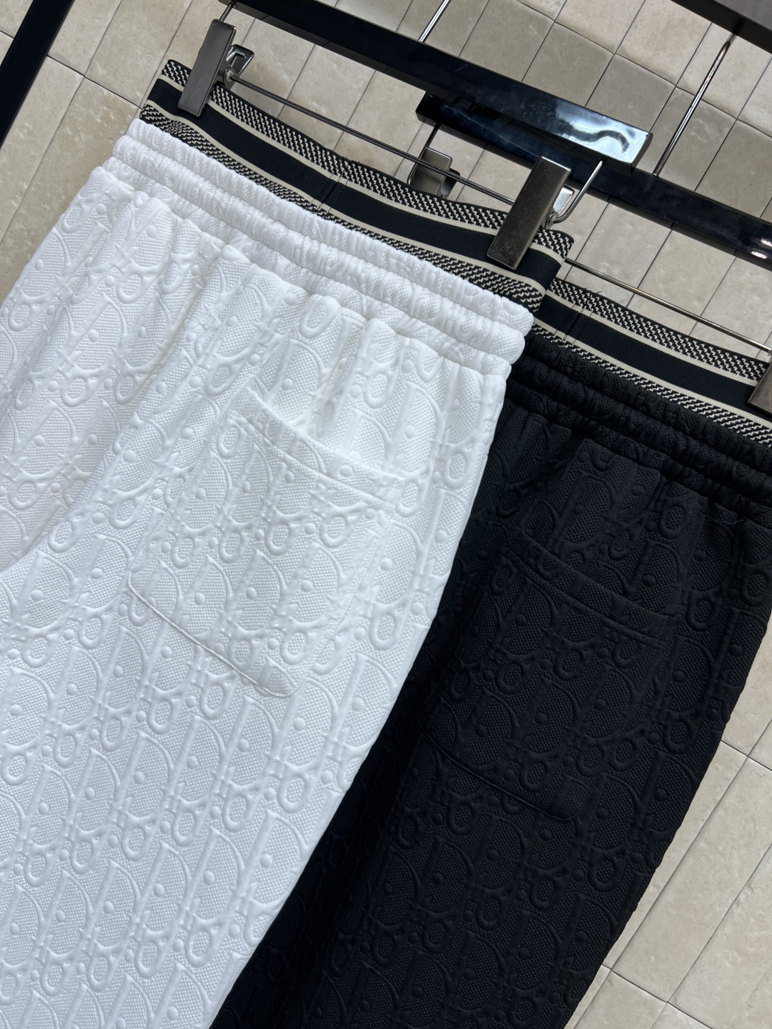 D家 25秋冬新款 浮雕提花双腰头休闲裤 定制的提花面料 logo松紧织带拼接抽绳收腰双腰头设计 搭配卫