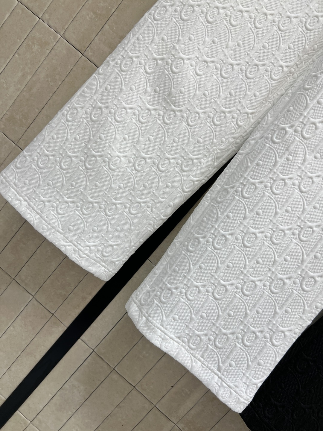 D家 25秋冬新款 浮雕提花双腰头休闲裤 定制的提花面料 logo松紧织带拼接抽绳收腰双腰头设计 搭配卫