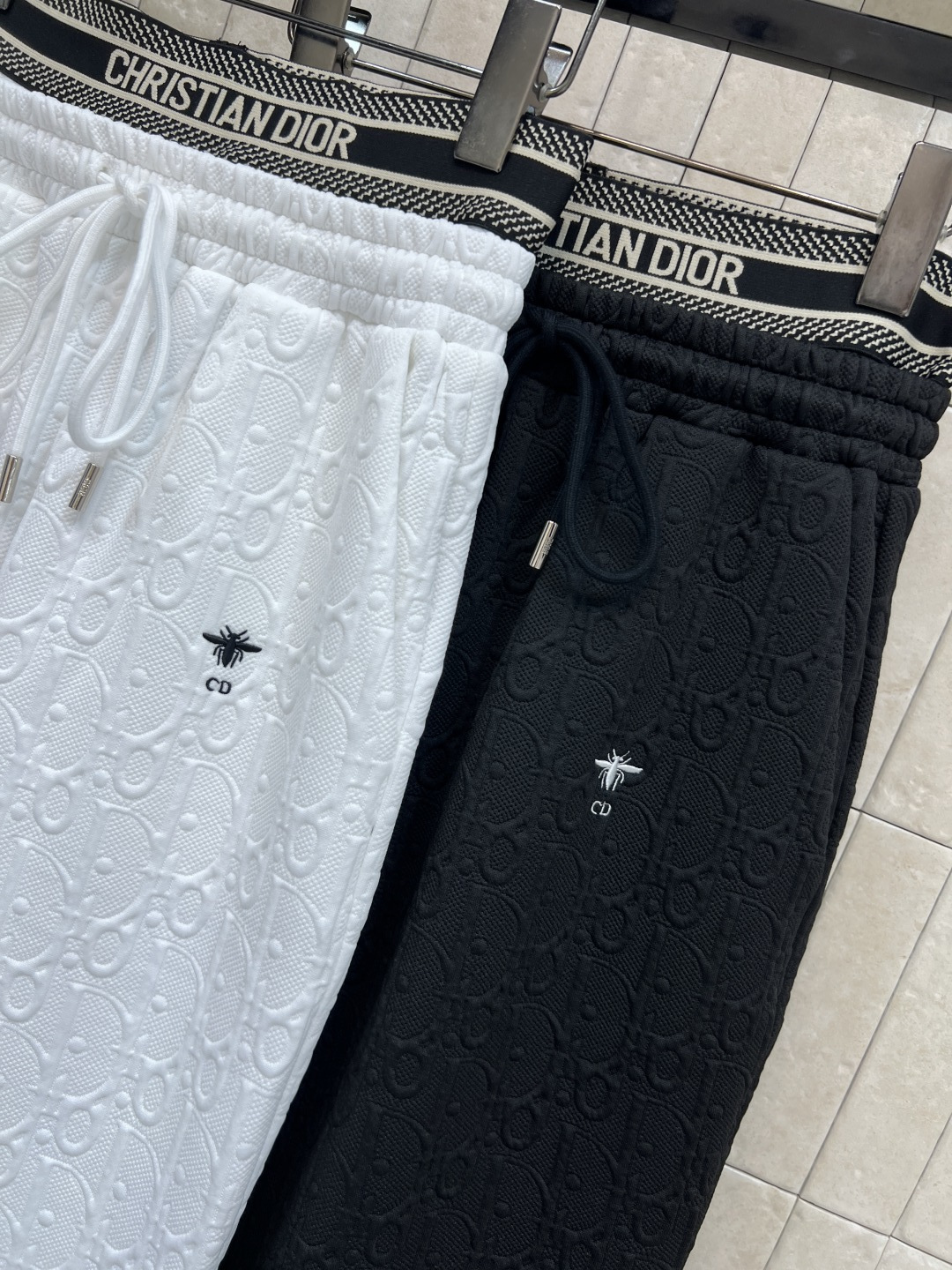 D家 25秋冬新款 浮雕提花双腰头休闲裤 定制的提花面料 logo松紧织带拼接抽绳收腰双腰头设计 搭配卫